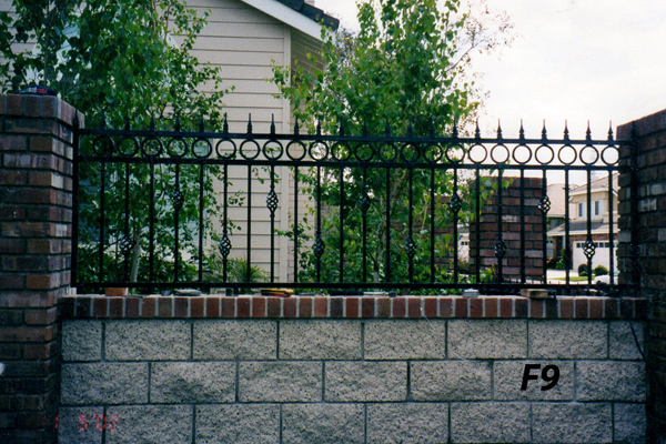 F009